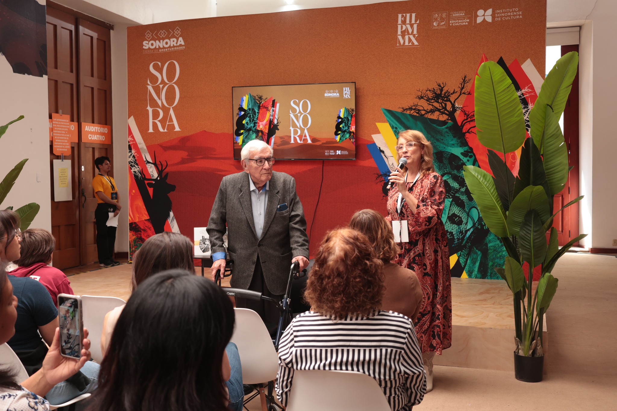 Sonora inicia con éxito su participación en la FIL Palacio de Minería